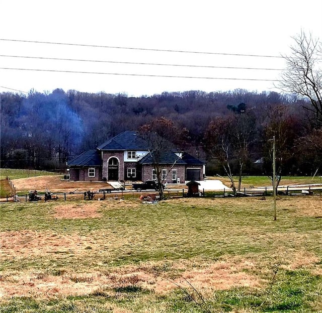 view of front facade featuring a front yard