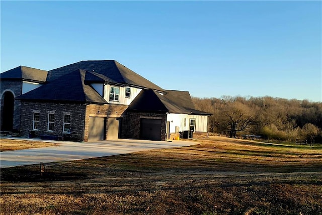 view of front facade featuring a garage