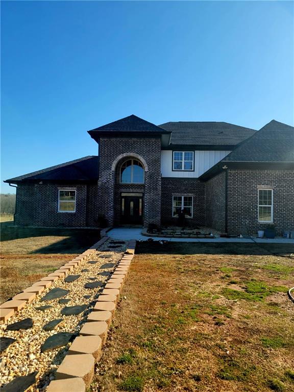 view of front facade featuring a front lawn