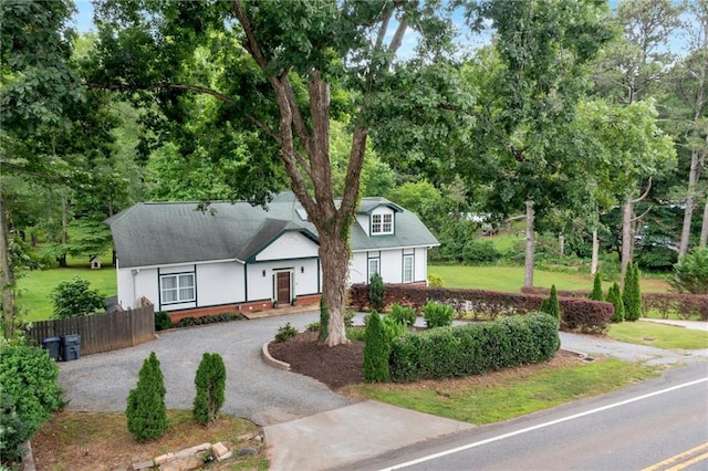 view of front of house featuring a front lawn