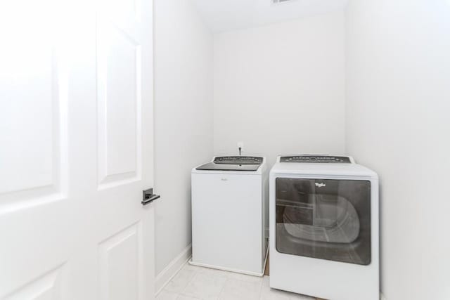 1122 Cayuga Ct, Dacula, GA 30019 - laundry room with washer and clothes dryer and baseboards