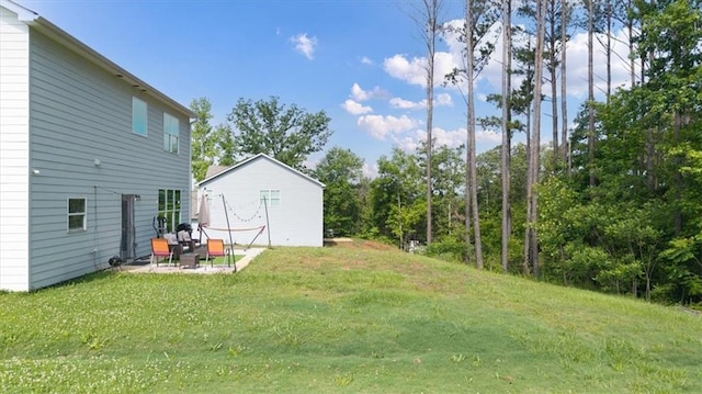view of green lawn featuring an outdoor structure