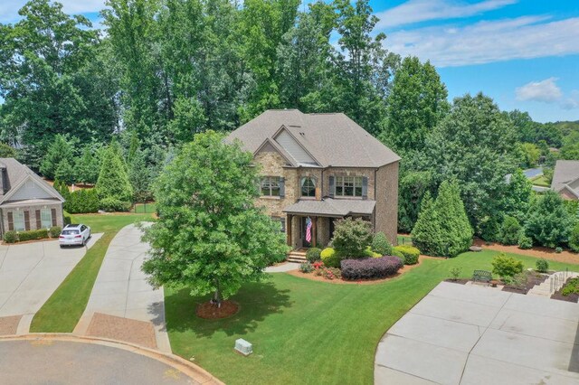 view of front of property featuring a front lawn