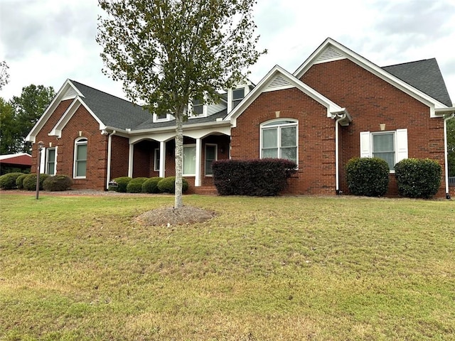 view of front of home featuring a front lawn