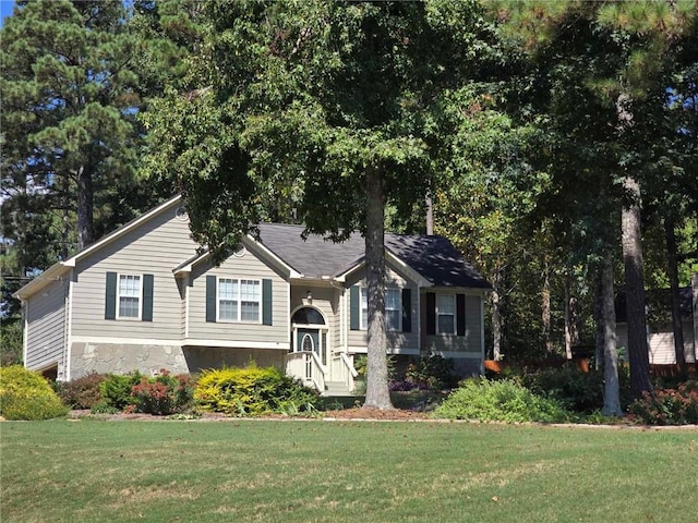 view of front facade with a front yard