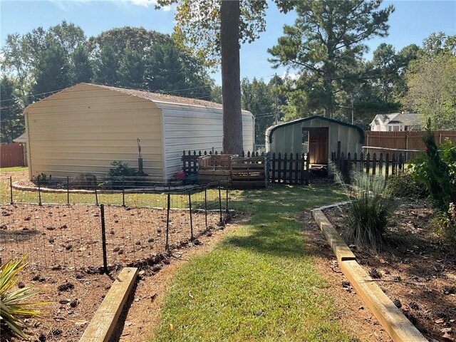 view of yard with a storage unit