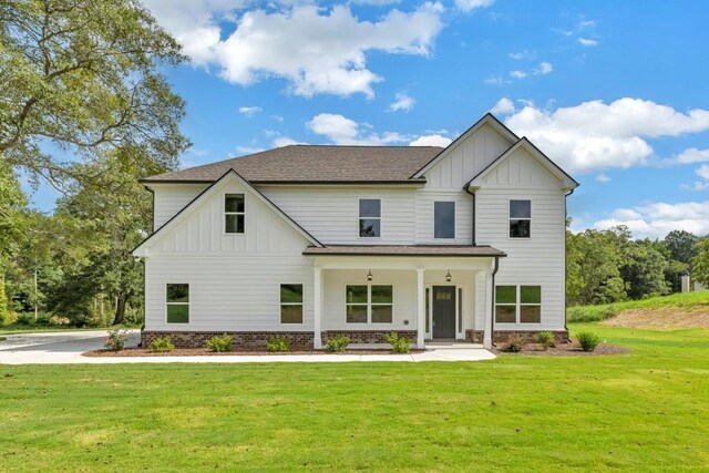 modern farmhouse style home featuring a front lawn