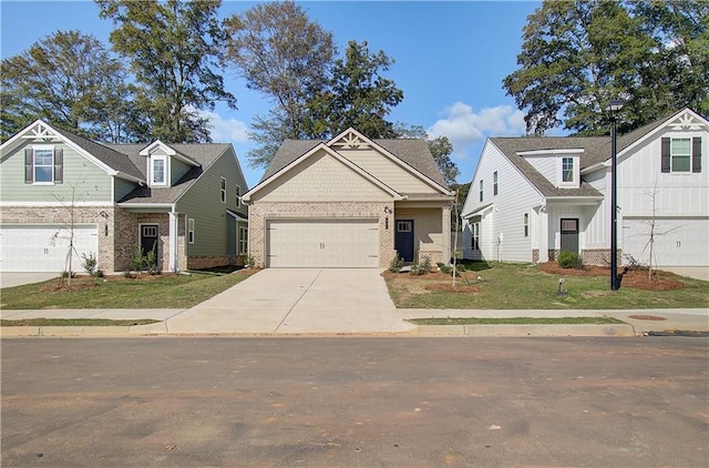 view of front of property featuring a front yard