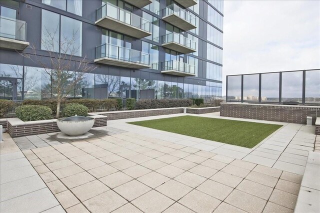 workout area with expansive windows and ceiling fan