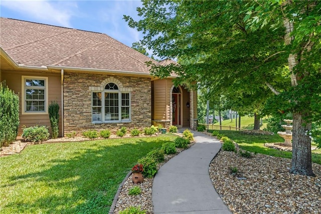 view of front facade featuring a front yard