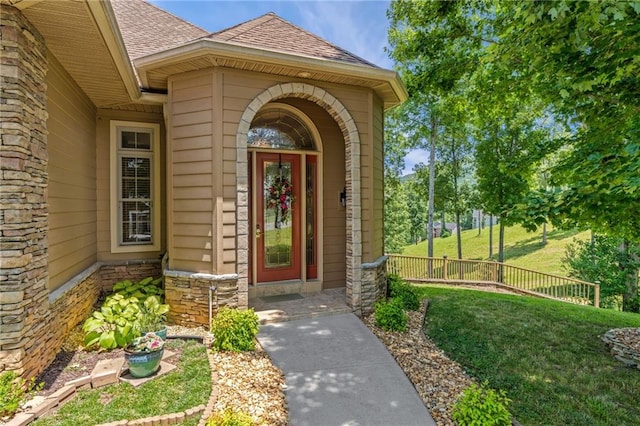 property entrance featuring a lawn