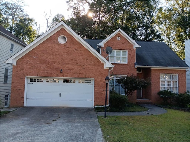 view of front property featuring a lawn and a garage