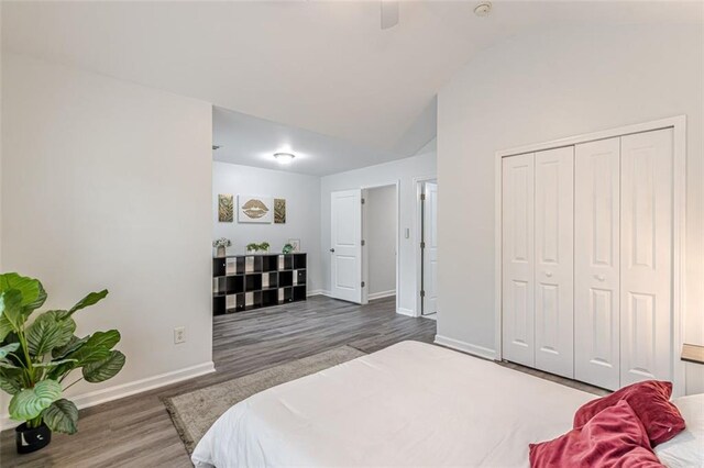 bedroom featuring a closet, ceiling fan, vaulted ceiling, and dark hardwood / wood-style floors