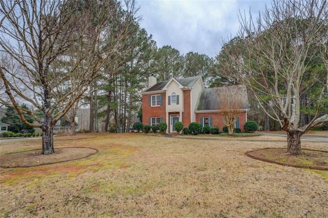 colonial home featuring a front lawn