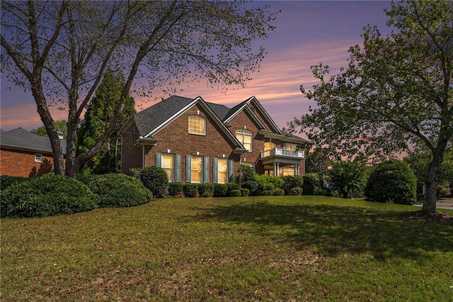 view of front of home featuring a yard