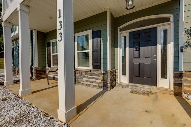 entrance to property featuring covered porch