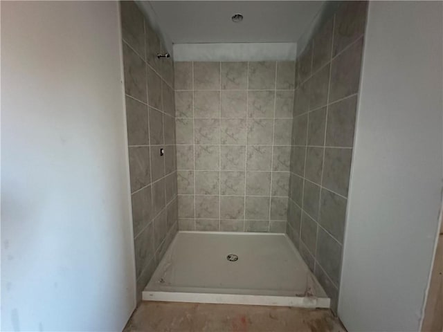 bathroom featuring tiled shower