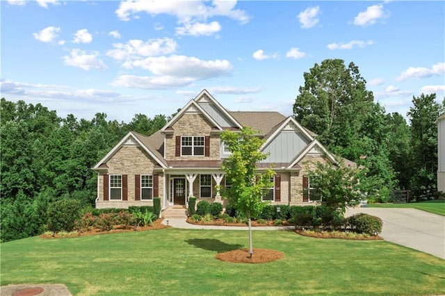 craftsman house featuring a front lawn