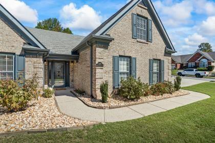 exterior space featuring a front yard