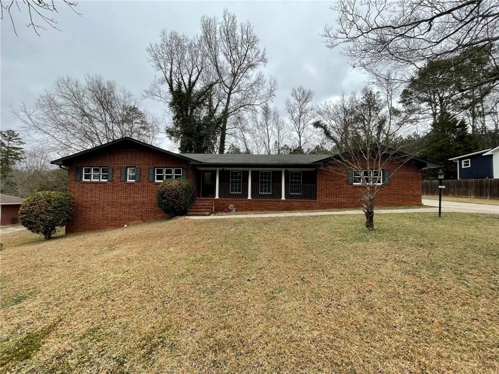 ranch-style home with a front lawn