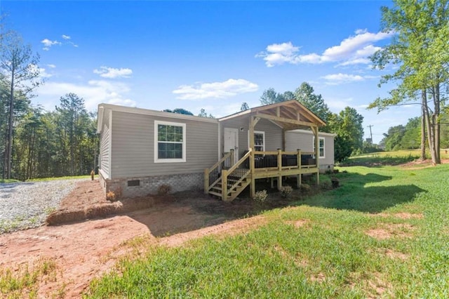 view of front of home featuring a wooden deck and a front lawn