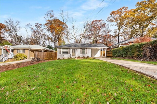 ranch-style home featuring a front lawn