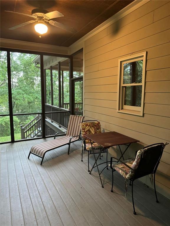 sunroom with ceiling fan