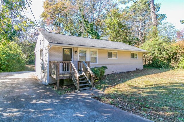 view of front of property with a front lawn