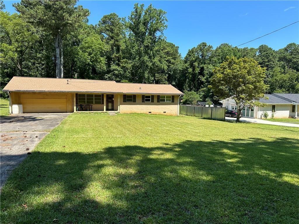 view of front of house with a garage and a front yard