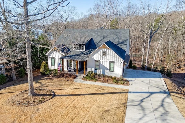 view of modern farmhouse style home