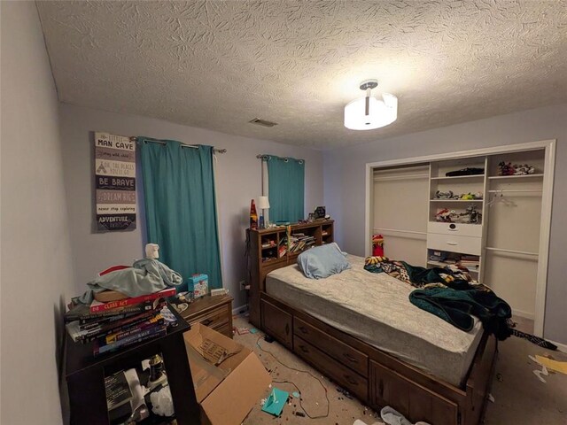 405 Baneberry Bnd, Peachtree City, GA 30269 - bedroom with a textured ceiling and a closet