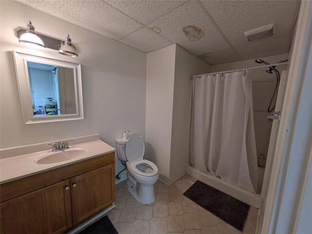 405 Baneberry Bnd, Peachtree City, GA 30269 - bathroom with tile patterned flooring, vanity, a paneled ceiling, and curtained shower