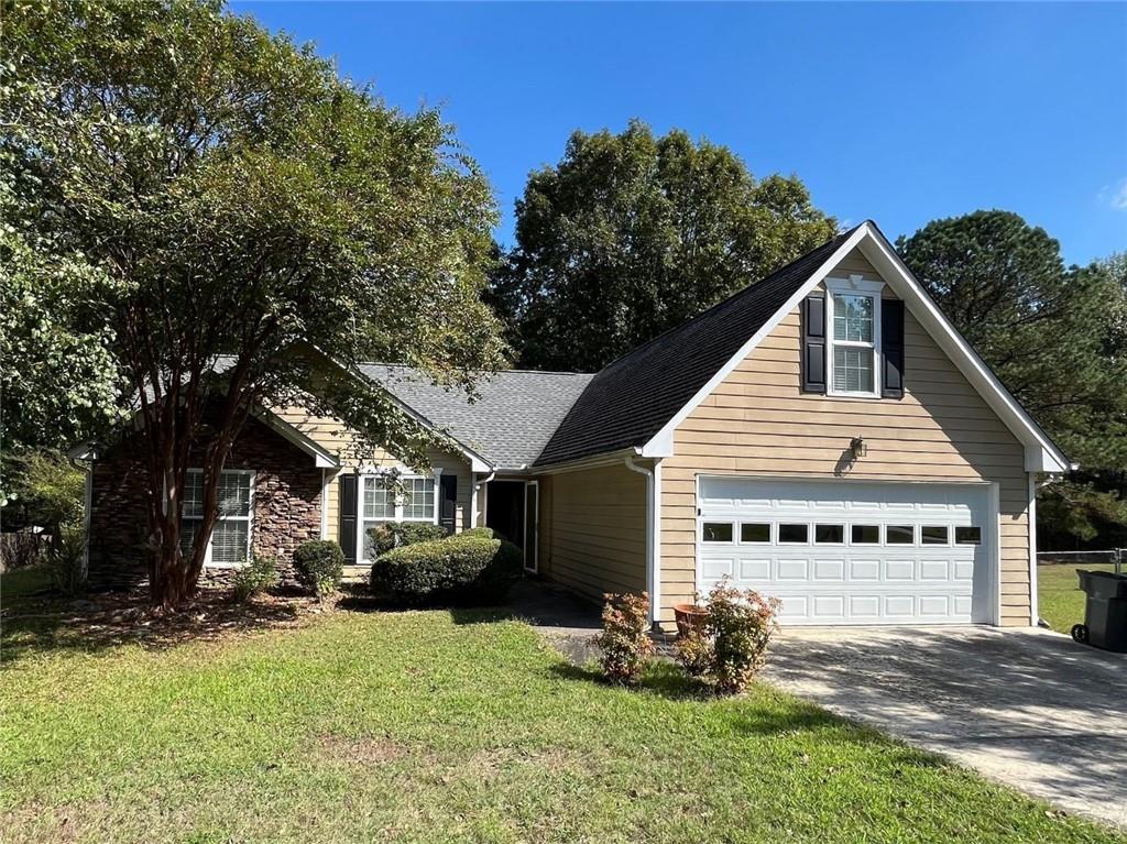 view of front facade featuring a garage and a front lawn