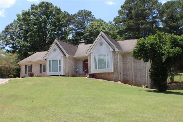 view of front facade featuring a front yard