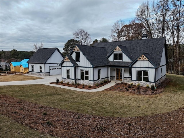 view of front of home featuring a front yard and a garage