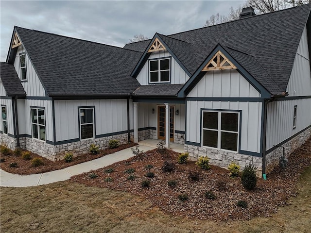 view of front of house featuring a front lawn