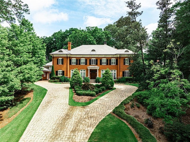 view of front of house featuring a front lawn