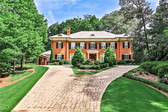 view of front facade featuring a front lawn