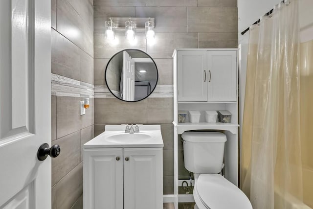 3910 Meeting St, Duluth, GA 30096 - full bath with tile walls, toilet, vanity, and shower / bath combo