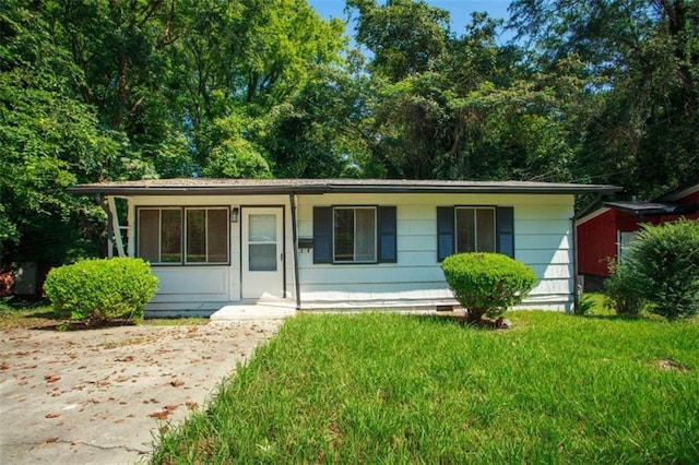 ranch-style house with crawl space and a front yard