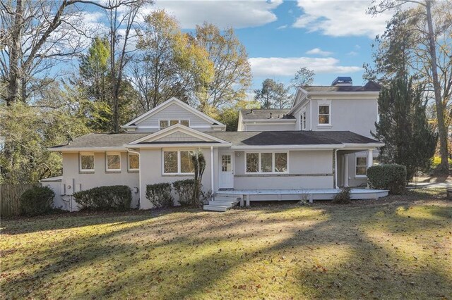 front of property featuring a front lawn