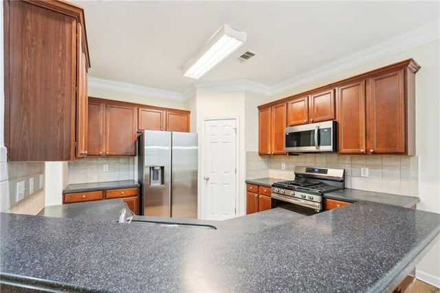 718 Surrey Park Pl SE, Smyrna, GA 30082 - kitchen with tasteful backsplash, crown molding, stainless steel appliances, and kitchen peninsula