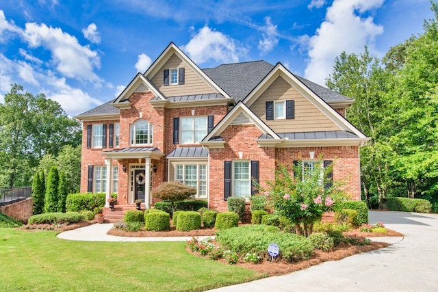 craftsman inspired home featuring a front yard