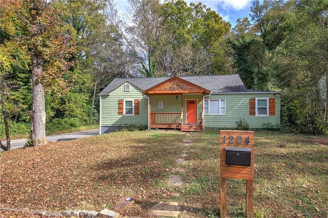 view of front of house featuring a front yard