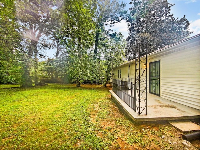 view of yard with a patio area