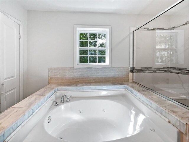 2122 Belhaven Ln SE, Atlanta, GA 30315 - full bathroom featuring a whirlpool tub