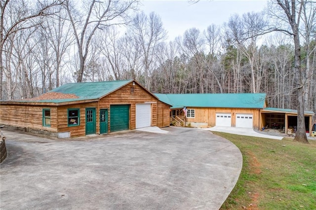 view of front of house featuring a front yard and a garage