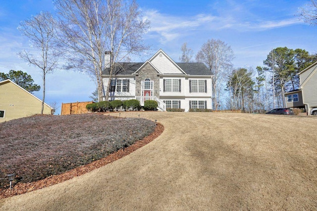 view of front of property featuring a front lawn