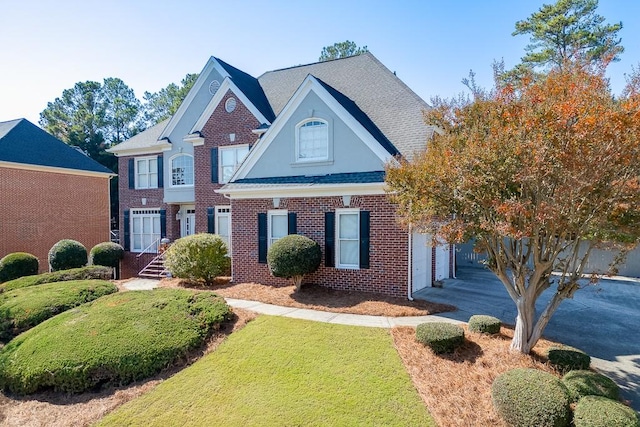 view of front of house featuring a front lawn