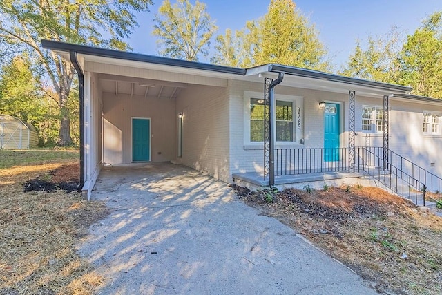 view of front facade featuring a porch and a carport